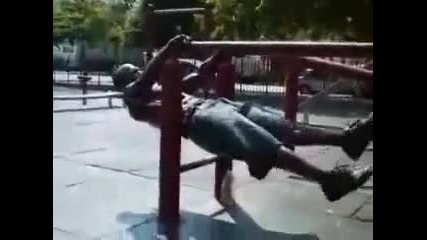 Силни мъже в парк
