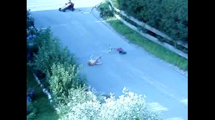 Русокосо момиче се пребива 