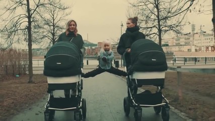 Момиченце прави шпагат между колички