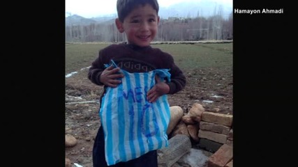 5-годишно дете в Афганистан, фен на Лионел Меси, развълнува мрежата