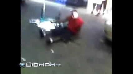 Пиян Пич Се Опитва Да Се Качи На Колелото Си