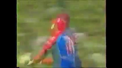 Смях ! Вратар с екип на Спайдърмен. 