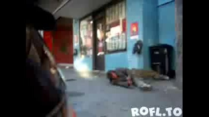 Бездомник балнува на улицата