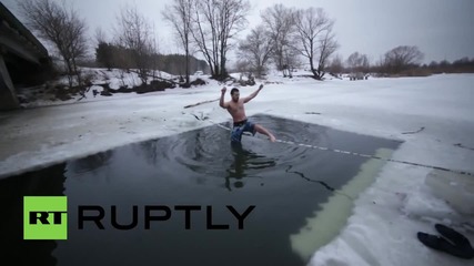 Руснаци скачат в ледено студена вода
