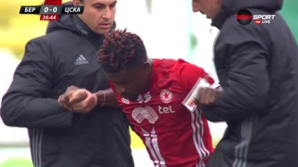 Основен играч на ЦСКА отведен с линейка в Стара Загора