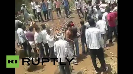 India: Watch stick-wielding crowd take on bear
