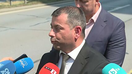 „Задната част е започнала да криволичи по пътното платно“: СДВР подозира техническа неизправност при автобуса, скъсал мантинела 