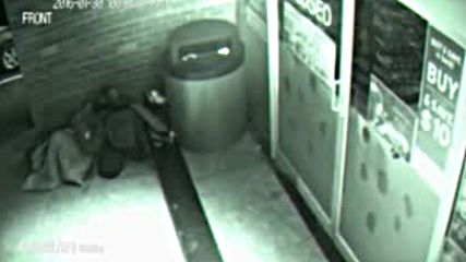 Камера заснима преминаващ призрак на мъж през врата