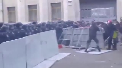 Вижте какво се случва на полицията, изправена пред протестиращите в Украйна!