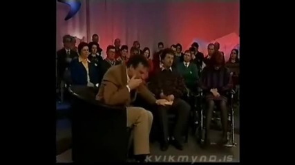 Този пич се побарква от смях :d