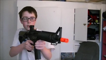 Хлапе унищожава монитор с еърсофт пистолет