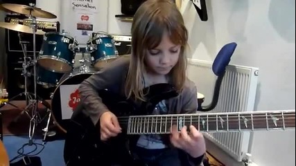 8 годишно момиченце свири на китара !!! Страхотно!