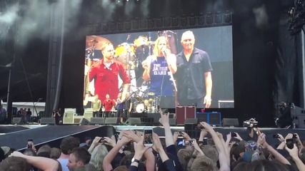 Dave Grohl breaks his leg during show in Gothenburg, Sweden-1