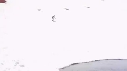 Спускане по езерце в планината