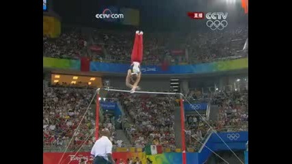 Състезател по гимнастика прави съчетание на Олимпиадата в Пекин 2008 
