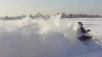 Лудак рине сняг с кросов мотор