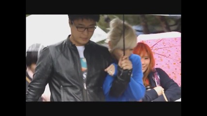 [fancam] Nu'est Ren holding onto Manager Hyung's arm tightly (cute!)
