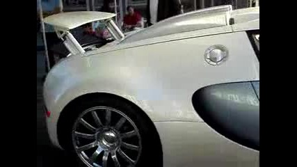 Bugatti Veyron Leaving 