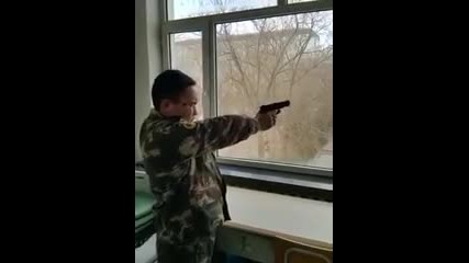 Корейски войник стреля с пистолет :):):)