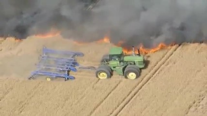 Смел фермер се бори с огнена стихия обхванала нивата му !!!