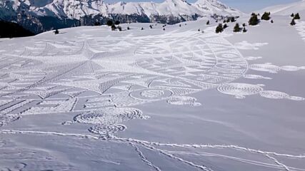 Гигантска фреска изникна в снега по склоновете на планина в Швейцария (ВИДЕО)