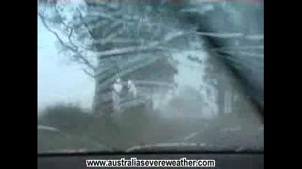 градушка чупи стъклото на една кола (снимано от колата)