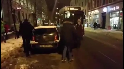 Задружни пешеходци освобождават трамвайните релси от неправилно паркирана кола