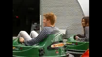 Ashley Tisdale fahrt Auto Skoter
