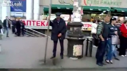 Пиян полицай пикае на улицата