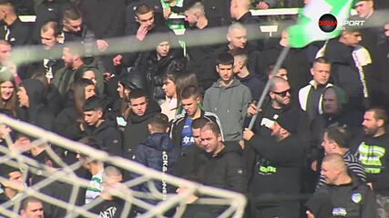 Феновете по трибуните се забавляват преди началото на Черно море - Левски