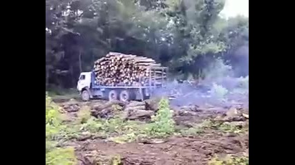 Ето как си се движат хората из горите с Камаза 