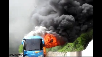 Aвтобус със студенти се запали като факел... 