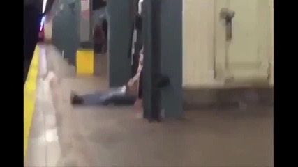 Спящ мъж изпада в ужас при събуждане от плъх в метрото !