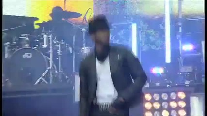 Usher brings Justin Bieber on stage - Omg