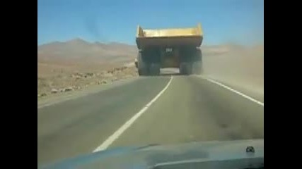 Голям камион заема две платна