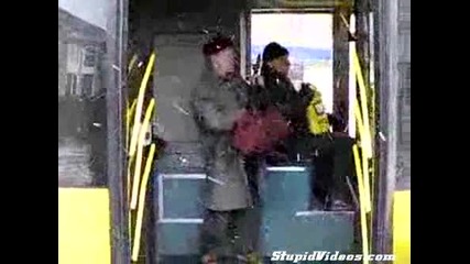 Руски Дядо Се Качва В Автобус С Автомат Калашников В Ръка 