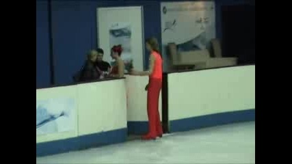 Ина И Юри Събират Играчките На Леда
