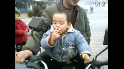 Ненормално! Мъник пафка цигара