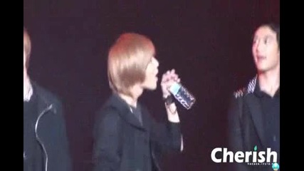 101128 Cute baby Taemin drinking water Gs25 Love Concert 
