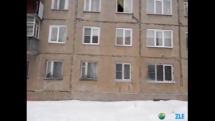 Руснаци скачат от 3 етаж !!!