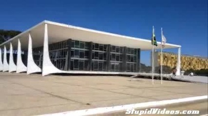 От звука на джетове прозорците паднаха !
