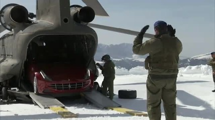 Вдигат 2012 Ferrari Ff с хеликоптер
