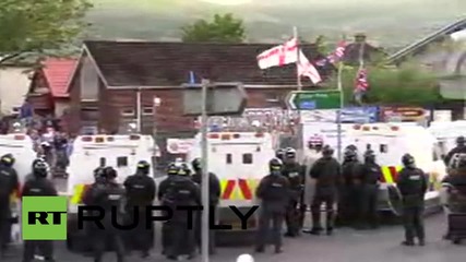 Великобритания: Полицията използва водно оръдие по време на сблъсъците в Белфаст