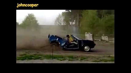 Така Се Забавлява Един Немец Със Старата Си Кола