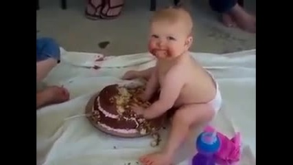 Сладко бебе яде торта