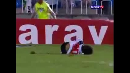 Футболист целува противник докато лежи на тревата 