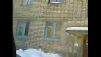 Ненормалник скача от 5-тия етаж!