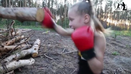 Изключителни боксови умения - Малко момиче прави 100 удара в минута - Evnika Saadvakass