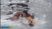 Пожарникари спасяват куче попаднало в ледена река