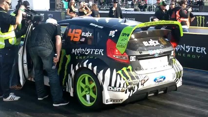 Ken Block Drag Race vs Jamie Whincup